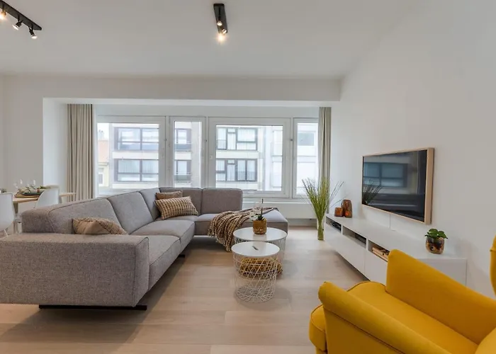 Recently Renovated, Luxury Apartment Near The Beach